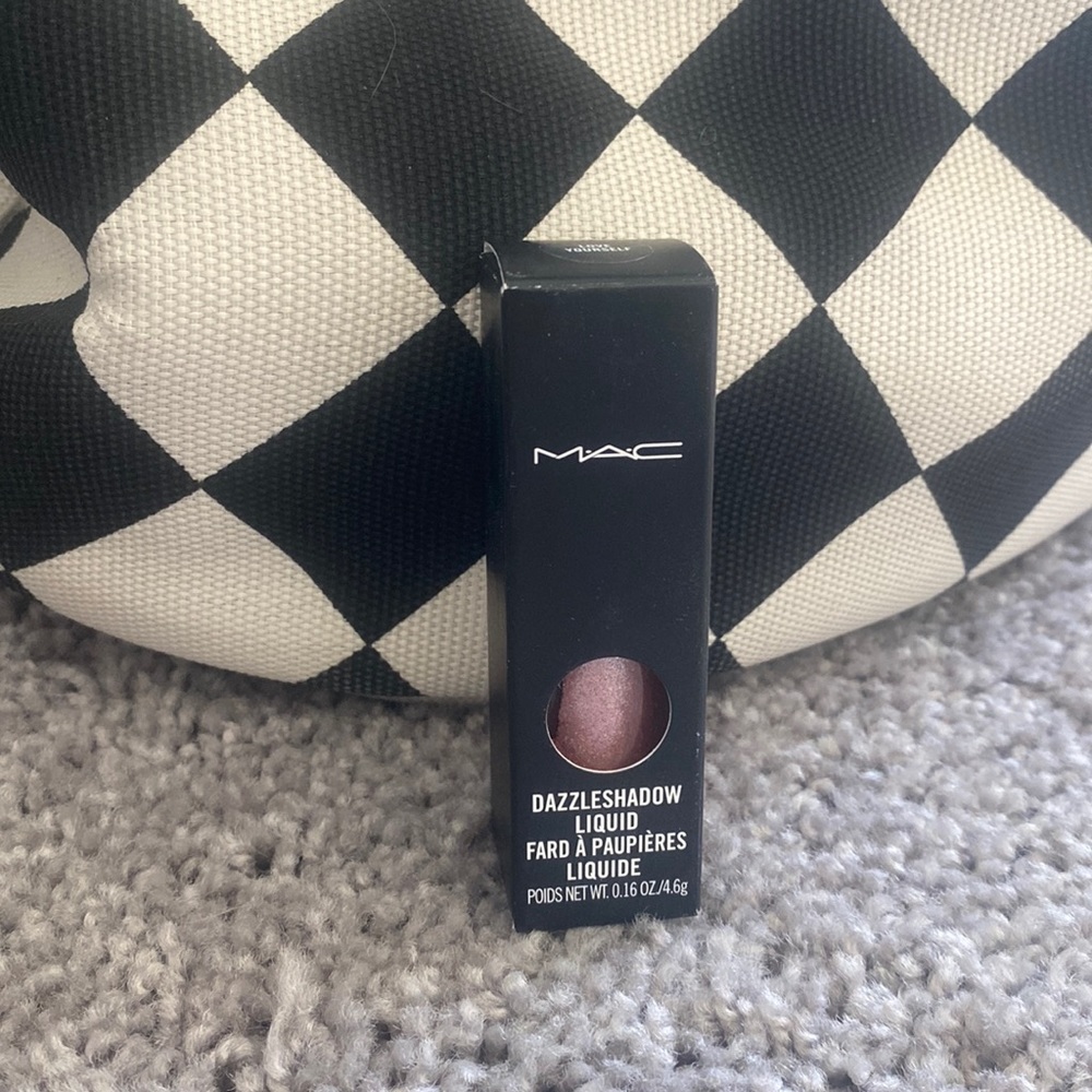 MAC dazzle shadow (Love Yourself) NWT